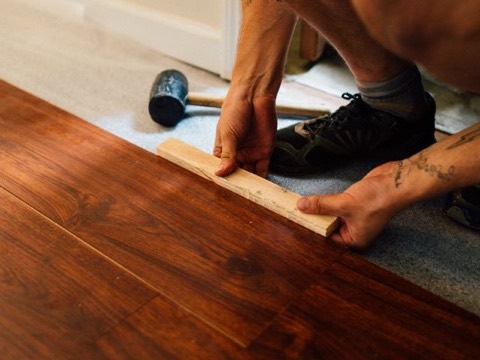 Installing laminate wood flooring
